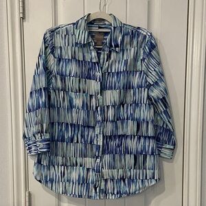 Chico's Blue and White Patterned Blouse Underarm to Underarm 19 “ . Length 24 “